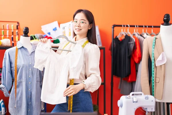 Young Chinese Woman Tailor Smiling Confident Holding Shirt Atelier — 图库照片