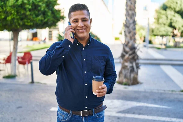 Junger Mann Aus Lateinamerika Spricht Auf Dem Smartphone Und Trinkt — Stockfoto
