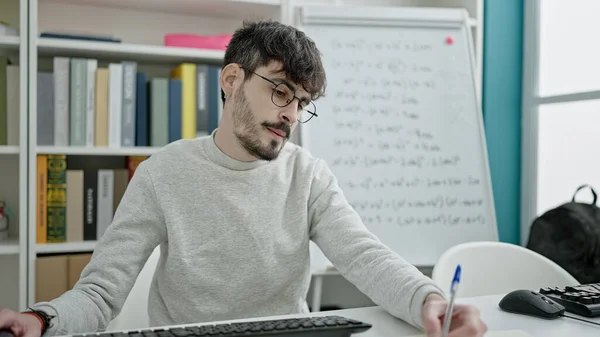 Joven Profesor Hispano Usando Computadora Tomando Notas Aula Universitaria — Foto de Stock