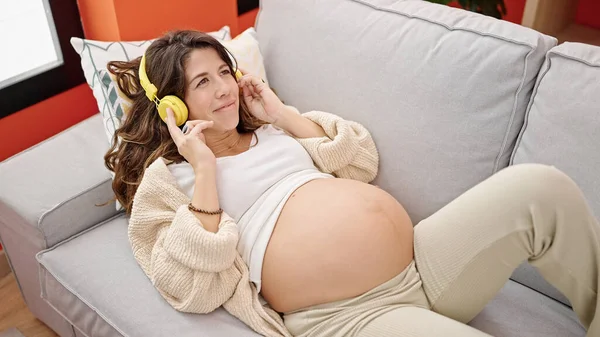 Jong Zwanger Vrouw Luisteren Naar Muziek Liggend Bank Thuis — Stockfoto
