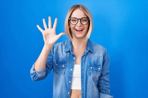 Young Caucasian Woman Standing Blue Background Showing Pointing Fingers Number — Stock Fotó