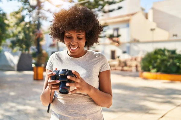Африканська Американка Посміхається Впевнено Використовуючи Професійну Камеру Парку — стокове фото