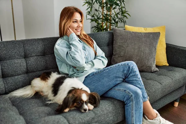Young Caucasian Woman Smiling Confident Sitting Sofa Dog Home — ストック写真