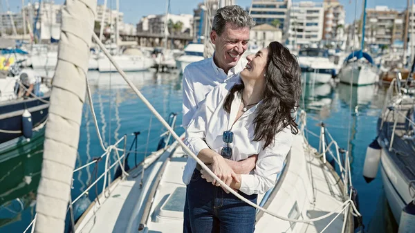 Kıdemli Erkek Kadın Çift Gülümsüyor Teknede Birbirlerine Sarılıyorlar — Stok fotoğraf