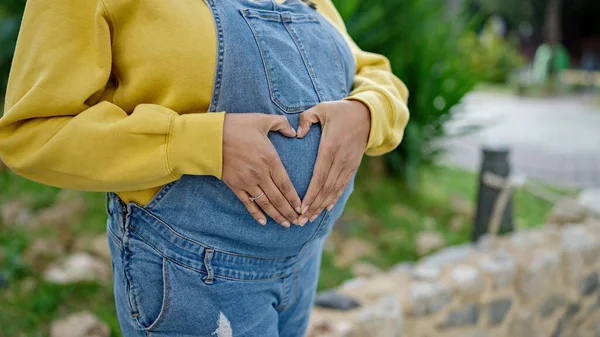 Jonge Zwangere Vrouw Doet Hart Gebaar Met Handen Buik Park — Stockfoto