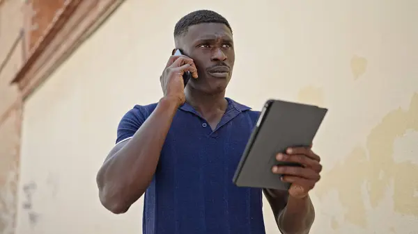 Afričan Američan Pomocí Touchpad Mluvit Smartphone Ulici — Stock fotografie