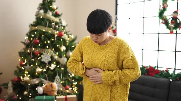 Jovem Chinesa Sofrendo Dor Estômago Junto Árvore Natal Casa — Fotografia de Stock