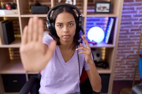 Молода Іспаномовна Жінка Грає Відеоігри Навушниках Відкритою Рукою Робить Знак — стокове фото