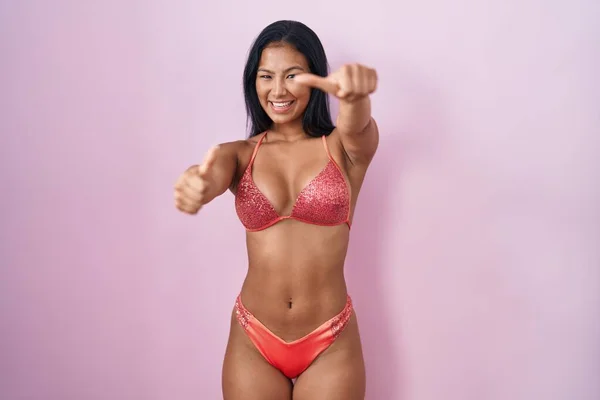 Spaanse Vrouw Bikini Die Positief Gebaar Met Hand Goedkeurt Glimlacht — Stockfoto