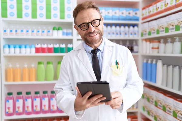 Middle Age Man Pharmacist Using Touchpad Working Pharmacy — Stockfoto
