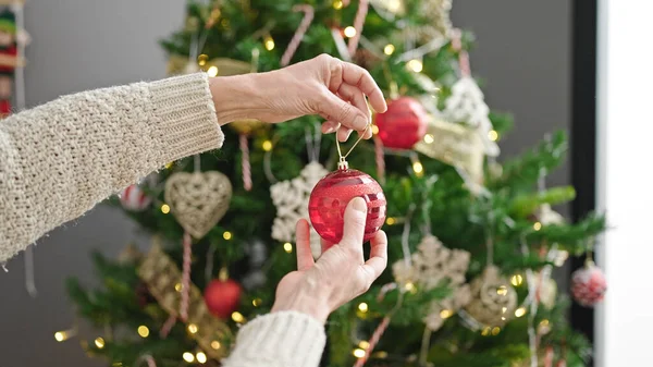 Ώριμη Ισπανόφωνη Γυναίκα Στολίζει Χριστουγεννιάτικο Δέντρο Στο Σπίτι — Φωτογραφία Αρχείου