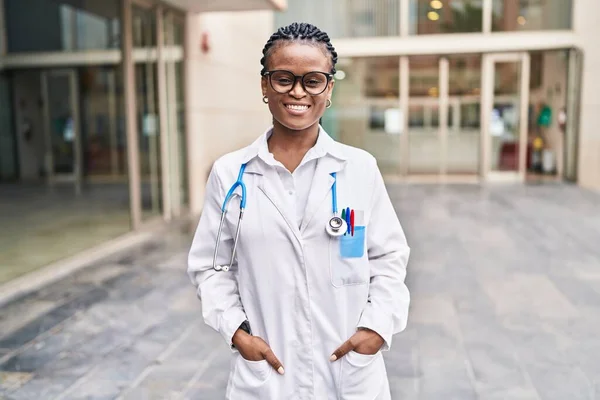 Femme Afro Américaine Médecin Souriant Confiance Debout Hôpital — Photo