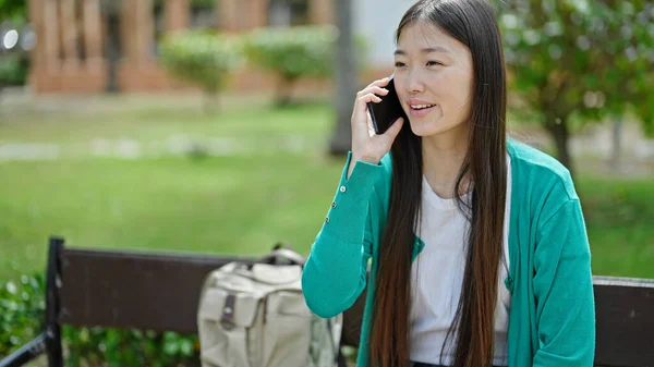 Ung Kinesisk Kvinna Talar Smartphone Sitter Bänk Parken — Stockfoto
