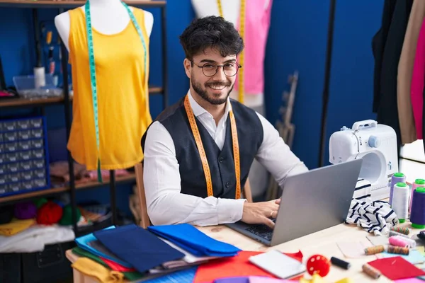 Young Hispanic Man Tailor Smiling Confident Using Laptop Sewing Studio — Fotografia de Stock