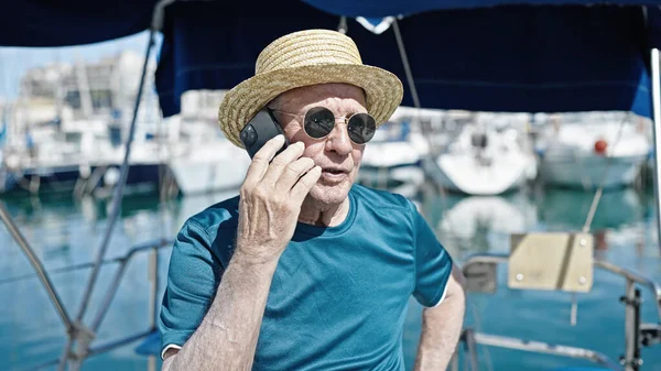 Senior Turista Uomo Dai Capelli Grigi Indossa Cappello Estivo Parlando — Foto Stock