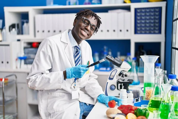 Afrikaanse Amerikaanse Man Wetenschapper Zoek Tomaat Met Behulp Van Loupe — Stockfoto