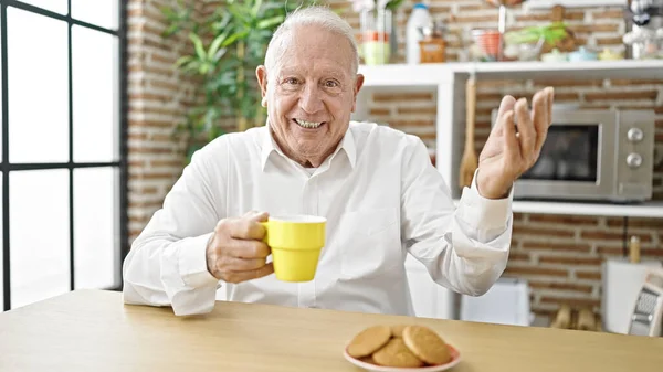 Starší Šedovlasý Muž Snídá Jídelně — Stock fotografie