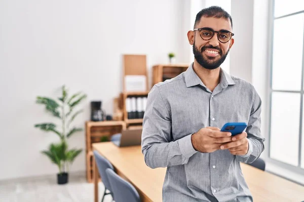 Genç Spanyol Adamı Ofisteki Akıllı Telefonu Kullanarak Gülümsüyor — Stok fotoğraf