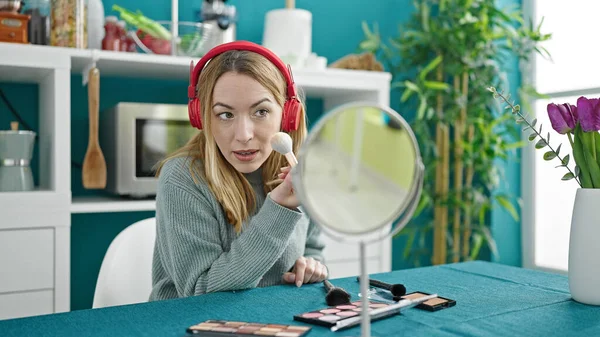 Jeune Femme Blonde Écoutant Musique Appliquer Maquillage Salle Manger — Photo
