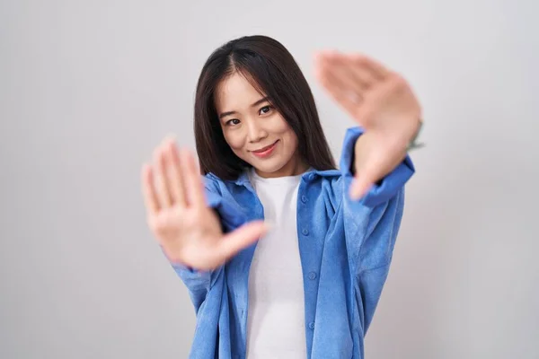 Mladý Číňan Žena Stojící Nad Bílým Pozadím Dělat Rám Pomocí — Stock fotografie