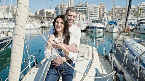 Senior Uomo Donna Coppia Sorridente Fiducioso Abbracciarsi Vicenda Barca — Foto Stock