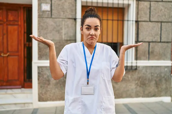 Mulher Hispânica Jovem Vestindo Cartão Identificação Médico Gritando Gritando Alto — Fotografia de Stock