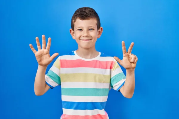 Młody Biały Dzieciak Stoi Nad Niebieskim Tle Pokazując Wskazując Palcem — Zdjęcie stockowe