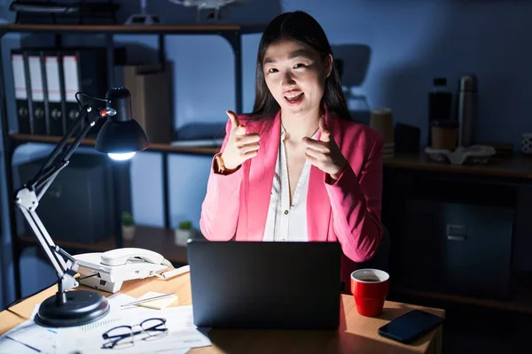 Mujer Joven China Que Trabaja Oficina Por Noche Señalando Los —  Fotos de Stock
