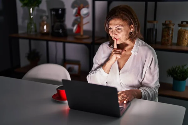 Latynoska Kobieta Średnim Wieku Używająca Laptopa Domu Nocy Prosząca Ciszę — Zdjęcie stockowe