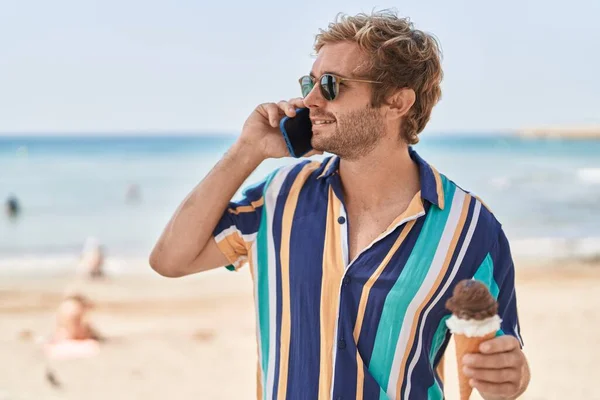 Young Man Tourist Talking Smartphone Eating Ice Cream Seaside — Fotografia de Stock