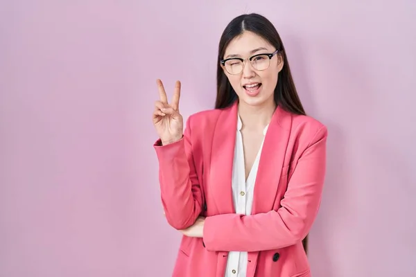 Chinese Zakenvrouw Met Een Bril Die Glimlacht Met Een Vrolijk — Stockfoto