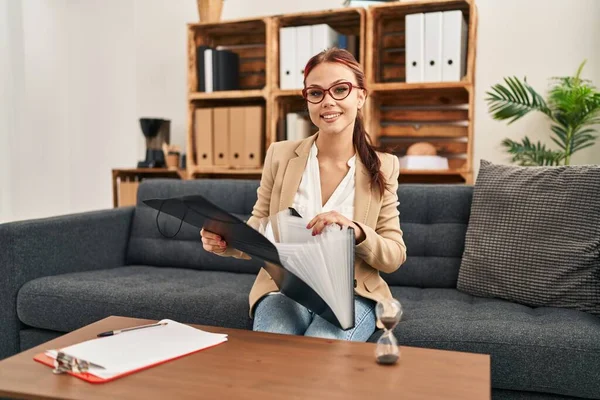 Young Caucasian Woman Psychologist Holding Document Binder Psychology Clinic — Stock Photo, Image