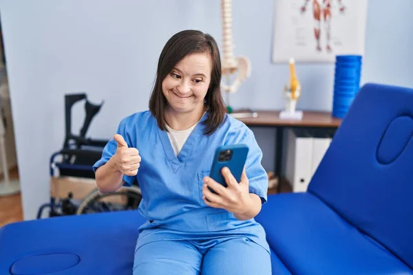 Ισπανόφωνη Κοπέλα Σύνδρομο Κάτω Εργάζονται Στη Φυσιοθεραπεία Χρησιμοποιώντας Smartphone Χαμογελώντας — Φωτογραφία Αρχείου