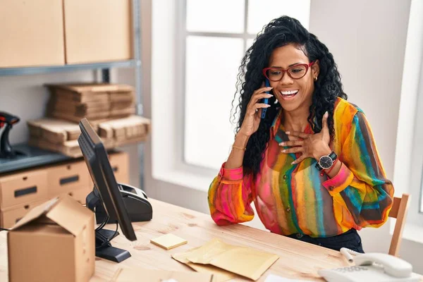Африканская Американка Бизнес Работница Разговаривает Смартфону Работающему Офисе — стоковое фото