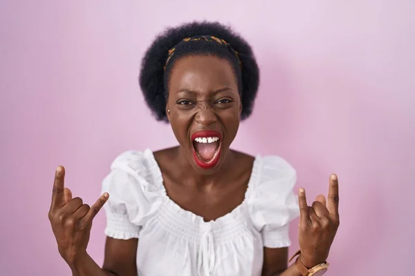 Afrikai Göndör Haj Felett Áll Rózsaszín Háttér Kiabál Őrült Kifejezés — Stock Fotó