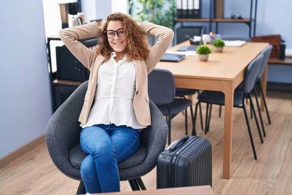 아름다운 사업가인 여성은 사무실에서 여행하기를 느긋하게 기다리고 — 스톡 사진