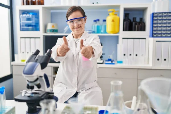과학자 실험실에서 성공적으로 일하는 히스패닉 소녀는 손으로 긍정적 몸짓을 손가락으로 — 스톡 사진