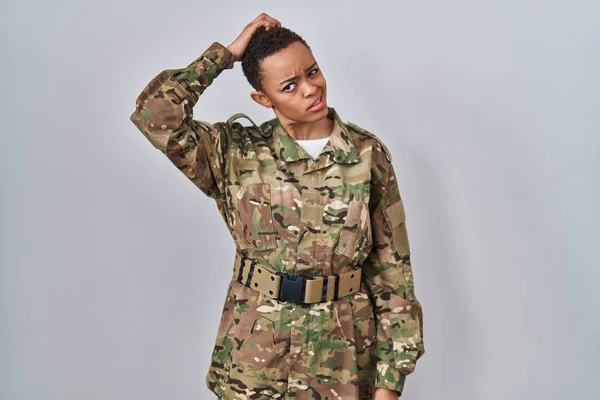 Mooie Afro Amerikaanse Vrouw Draagt Camouflage Legeruniform Verwarren Vraagt Zich — Stockfoto