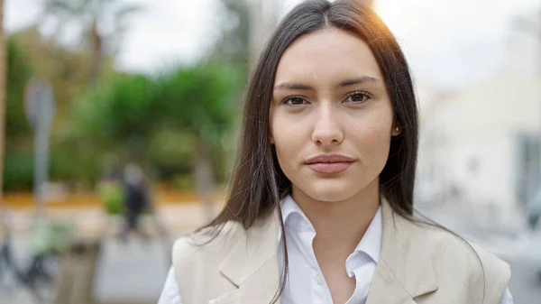 Ung Vacker Latinamerikansk Kvinna Står Med Allvarliga Uttryck Gatan — Stockfoto