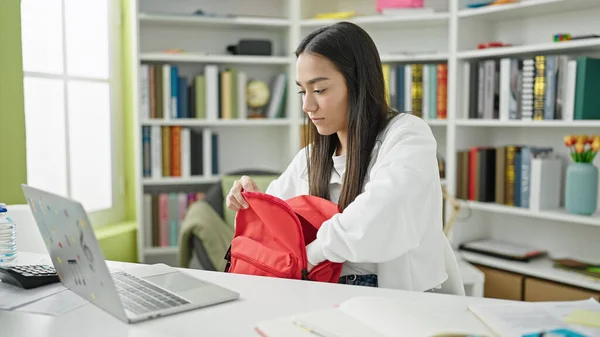 Junge Schöne Hispanische Studentin Mit Laptop Hält Buch Mit Rucksack — Stockfoto