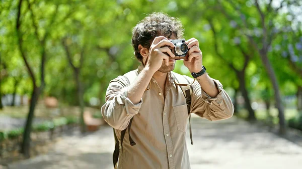 Jovem Hispânico Homem Turista Vestindo Mochila Tirar Fotos Com Câmera — Fotografia de Stock