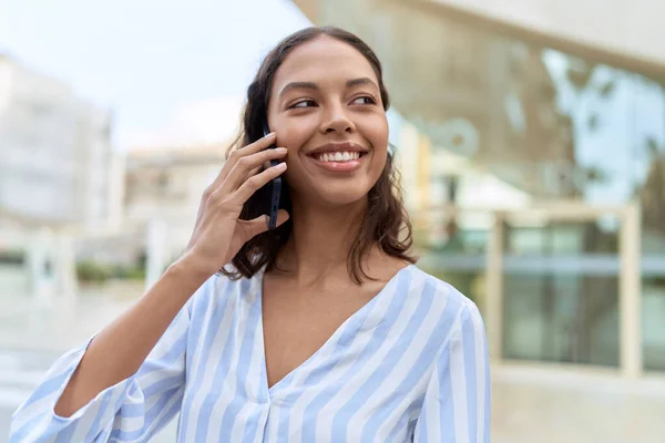 Joven Mujer Afroamericana Sonriendo Confiada Hablando Teléfono Inteligente Calle — Foto de Stock