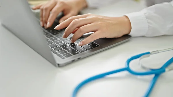Young Chinese Woman Doctor Using Laptop Working Clinic — Stock Photo, Image