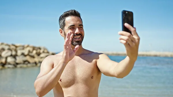 Ung Latinamerikansk Man Turist Med Videosamtal Stående Skjorta Stranden — Stockfoto