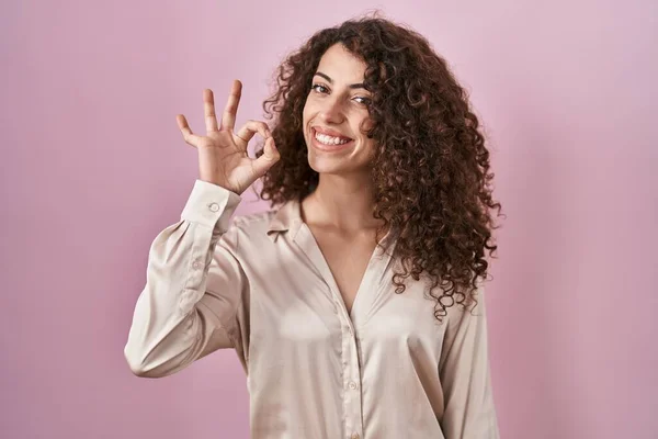Mujer Hispana Con Pelo Rizado Pie Sobre Fondo Rosa Sonriendo — Foto de Stock
