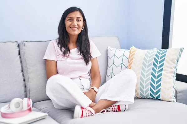 Mujer Hispana Joven Sentada Sofá Casa Con Una Sonrisa Alegre —  Fotos de Stock