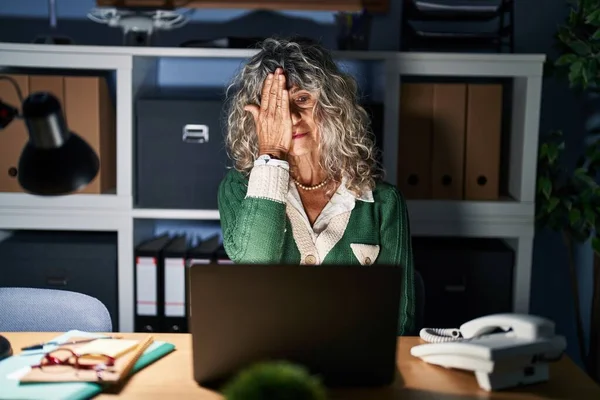 Gece Çalışan Orta Yaşlı Bir Kadın Bilgisayar Kullanıyor Bir Gözünü — Stok fotoğraf
