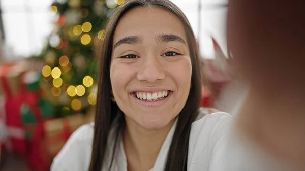 Jeune Belle Femme Hispanique Ayant Appel Vidéo Célébrant Noël Maison — Photo