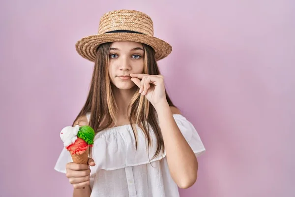 アイスクリームの口と唇を持った10代の少女が指でZip形式でシャットダウンします 秘密裏に黙ってタブーを語る — ストック写真