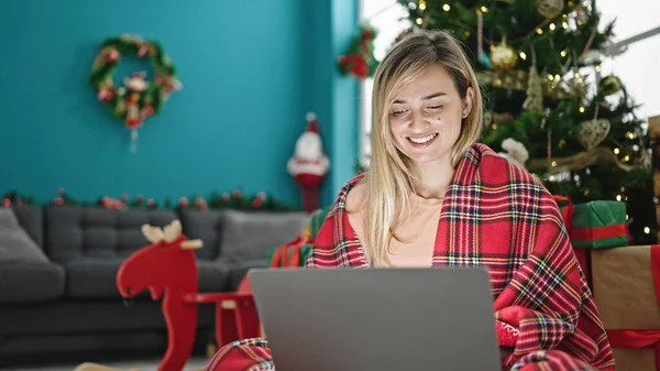 Wanita Pirang Muda Menggunakan Laptop Merayakan Natal Rumah — Stok Foto